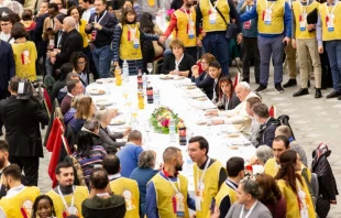 Papst Franziskus bei Tisch mit Bedürftigen am 17. November 2019 / Daniel Ibanez / CNA Deutsch 