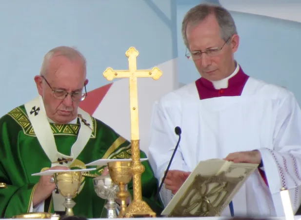 Abschlussmesse zum Weltjugendtag in Panama im Jahr 2019: Papst Franziskus (links) mit Zeremonienmeister Guido Marini. 