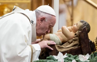 Papst Franziskus küsst das Kind in der Krippe am 6. Januar 2020 / Daniel Ibanez / CNA Deutsch 
