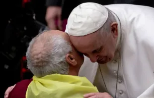 Persönliche Begegnung eines Pilgers mit Papst Franziskus am 15. Januar 2020 in der Audienzhalle des Vatikans.  / Daniel Ibanez / CNA Deutsch 