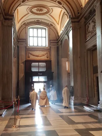 Prozession nach der heiligen Messe mit dem Allerheiligsten zum Portal der Basilika.