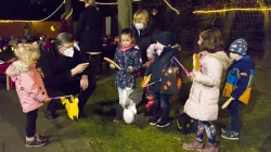 Kardinal Woelki (links) spricht mit einigen Kindern aus der katholischen Kita in Chorweiler zusammen mit der Kita-Leiterin Elisabeth Meurer (Mitte). / Erzbistum Köln/Thomas Munns