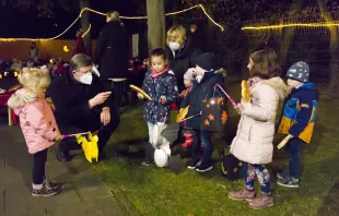 Kardinal Woelki (links) spricht mit einigen Kindern aus der katholischen Kita in Chorweiler zusammen mit der Kita-Leiterin Elisabeth Meurer (Mitte). / Erzbistum Köln/Thomas Munns