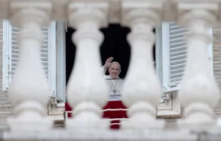 Papst Franziskus grüßt die Pilger und Besucher auf dem Petersplatz am 2. Mai 2021. / Daniel Ibanez / CNA Deutsch 