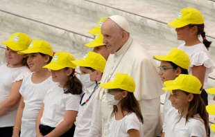 Bitte lächeln: Papst Franziskus mit einer Gruppe Besucher am 4. August 2021 / Daniel Ibáñez / ​CNA Deutsch