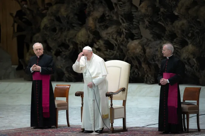 Papst Franziskus beim Gebet in der Audienzhalle das Vatikans am 2. Februar 2022