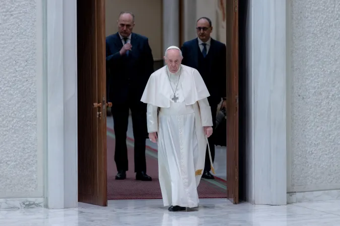 Papst Franziskus in der Audienzhalle.