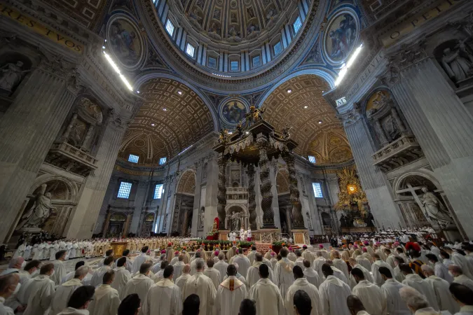 Der Petersdom am Gründonnerstag 2022.