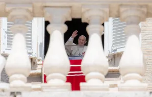 Papst Franziskus winkt Pilgern und Besuchern auf dem Petersplatz zum Gebet des Regina Coeli am Ostermontag, 18. April 2022 / Daniel Ibáñez / CNA Deutsch 