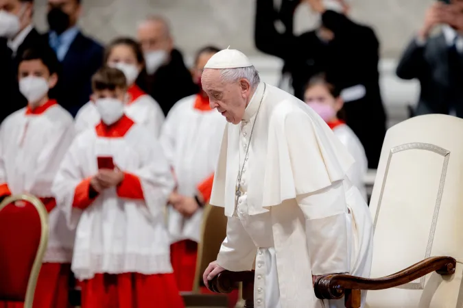 Papst Franziskus feierte die heilige Messe im Petersdom nicht persönlich, hatte sichtliche Beschwerden am Sonntag der Göttlichen Barmherzigkeit, 24. April 2022