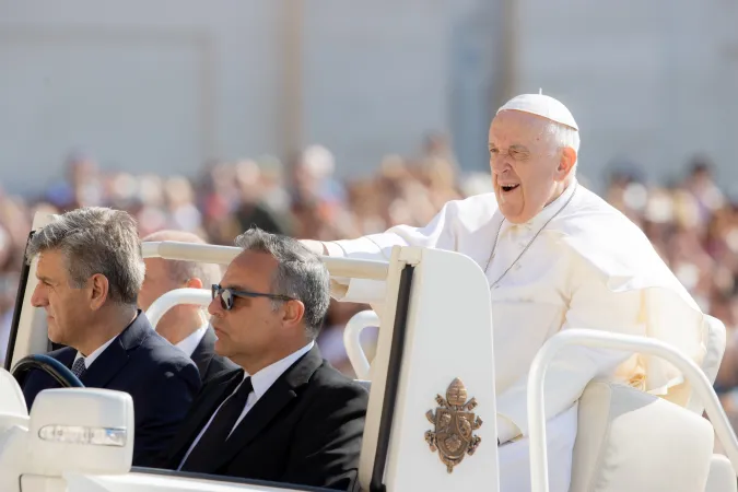 Papst Franziskus fährt mit dem Papamobil über den Petersplatz.
