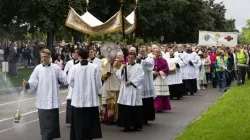 Die Gläuigen folgen dem Allerheiligsten Sakrament in St. Paul, Minnesota (USA) / Dave Hrbacek / Catholic Spirit