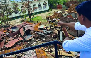 Ein christlicher Leiter blickt auf die Trümmer seiner Kirche in Manipur, die bei Ausschreitungen im Mai 2023 zerstört wurde. / Open Doors