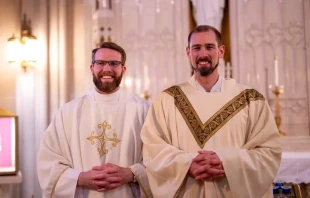 Die Patres Robert und Michael Bollinger bei der Priesterweihe von Pater Mike im Mai. / Mit freundlicher Genehmigung von Karen Bollinger