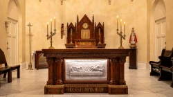 Der Hauptaltar der St. Matthew’s Church in Kalispell (Montana), vollständig von John Hayden entworfen und gefertigt. Im Altarsockel ein Relief des Letzten Abendmahls; darunter die goldene Inschrift Hoc est corpus meum – „Das ist mein Leib“. / Mit freundlicher Genehmigung von Austin Seback