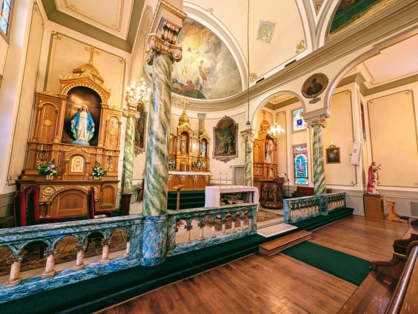 Die Seitenaltäre von St. Patrick in Portland, Oregon – geschaffen von Peter Hayden