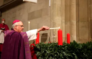 Bischof Rudolf Voderholzer entzündet den Adventskranz am 27. November 2021 im Dom zu Regensburg. / Christian Beirowski / Bistum Regensburg