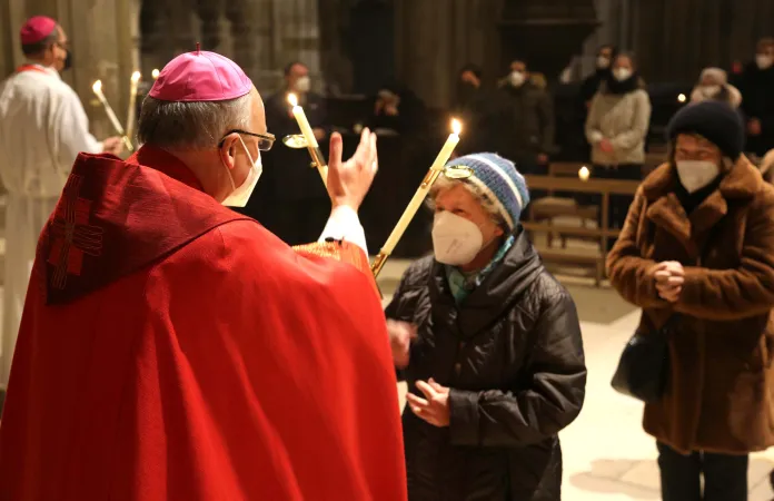 Bischof Rudolf Voderholzer feiert das Fest Darstellung des Herrn im Regensburger Dom am 2. Februar 2022