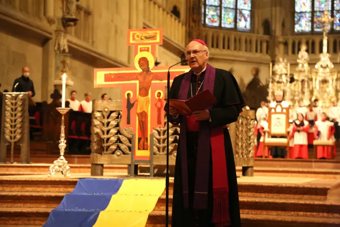 Bischof Rudolf Voderholzer beim Friedensgebet im Hohen Dom zu Regensburg