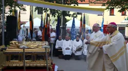 Bischof Rudolf Voderholzer vor dem Wolfgangsschrein / Simon Doering / Bistum Regensburg