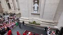 Feierliche Enthüllung der Statue des hl. Andreas Kim Tae-gŏn, koreanischer Märtyrer, am Petersdom am 16. September 2023 / Credit: Daniel Ibáñez/CNA Deutsch