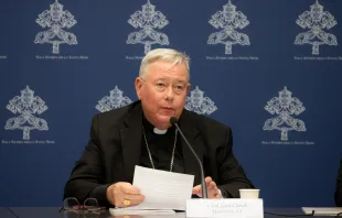 Kardinal Jean-Claude Hollerich spricht auf der Pressekonferenz im Vatikan zur Vorstellung des Arbeitspapiers der ersten Sitzung der Synodalitätssynode am 20. Juni 2023. / Daniel Ibáñez / CNA Deutsch