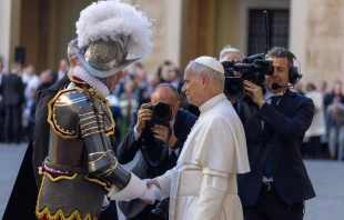 Papst Leo XIV. mit der Schweizergarde / Daniel Ibáñez  / EWTN News