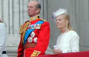 Herzog und Herzogin von Kent stehen auf einem Balkon des Buckingham Palace am 15. Juni 2013 in London. / Carfax2/CC BY-SA 3.0 via Wikimedia Commons