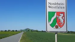 Landesgrenze zu Nordrhein-Westfalen. Im Hintergrund der Desenberg in der Warburger Börde / Wikimedia Commons / Kno-Biesdorf (CC BY-SA 4.0)