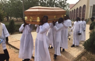 Beisetzung des entführten und anschließend ermordeten Priesterseminaristen Michael Nnadi aus Kaduna (Nigeria) im Jahr 2020 / Kirche in Not
