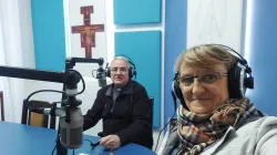 Bischof Christo Projkow und die Osteuropa-Referentin von „Kirche in Not“, Magda Kaczmarek, im neuen Radiostudio / Kirche in Not