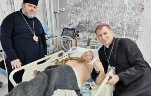 Bischof Pavlo Honcharuk und der orthodoxe Bischof Mytrofan besuchen einen Verletzten.  / Kirche in Not