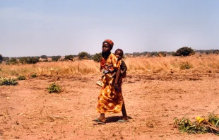 Eine junge Frau mit einem Kleinkind im Bistum Kontagora / Kirche in Not