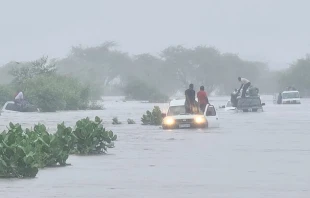 In den Fluten eingeschlossene Fahrzeuge in Mosambik / Kirche in Not