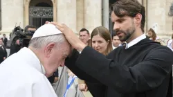 Benediktinerpater Johannes Feierabend spendet dem Papst den Segen am 28. August 2019 / Vatican Media 