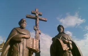 Patrone Europas und Slawenapostel:  Ein Denkmal an Kyrill und Methodius in Chanty-Mansijsk (Russland) / Stanislav V. Milutin / Wikimedia (CC0) 