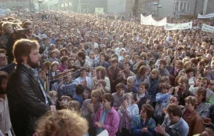 Demonstration vor dem Plauener Rathaus am 30. Oktober 1989 / Bundesarchiv Bild / Wikimedia (CC BY-SA 3.0de) 