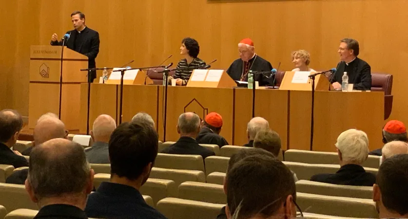 Professor Ralph Weimann, María Esther Gómez de Pedro, Kardinal Gerhard Ludwig Müller, Professorin Marianne Schlosser, Professor Christoph Ohly (von links) beim ersten öffentlichen Symposium der Ratzinger-Schülerkreise am 28. September 2019