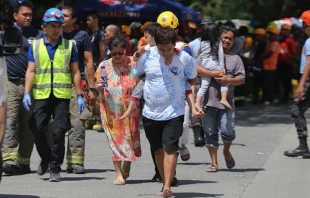 Bewohner werden aus einem beschädigten Wohnhaus evakuiert, nachdem ein Erdbeben der Stärke 6,5 die Stadt Davao auf Mindanao erschütterte. / MANMAN DEJETO/AFP via Getty