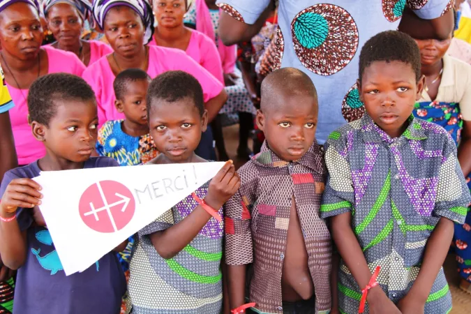 Kinder in Benin danken für die Hilfe der Päpstlichen Stiftung