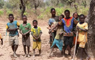 Kinder in einem Dorf in Ghana. / Kirche in Not