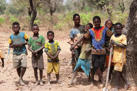 Kinder in einem Dorf in Ghana. / Kirche in Not