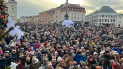 Tausende Teilnehmer mit Papierkronen versammeln sich auf dem Schlossplatz in Warschau während des Dreikönigsumzugs am Dienstag, 6. Januar 2025. / Paweł Kula/Fundacja Orszak Trzech Króli