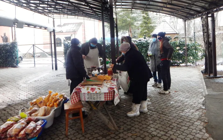 Lebensmittelausgabe der Albertinerbrüder in Saporischschja