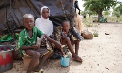 Mutter mit ihren Kindern in einem Flüchtlingscamp in Burkina Faso / Kirche in Not