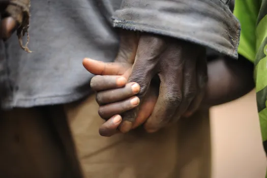Ein Vater hält die Hand seines Sohnes: Schnappschuss aus der Region Nord-Kivu in der Demokratischen Republik Kongo. / Julien Harneis via Flickr (CC BY-SA 4.0)