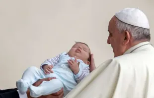 Ein achtsamer Papst Franziskus mit Baby. Aufnahme vom 15. Oktober 2014. / Mazur/catholicnews.org.uk