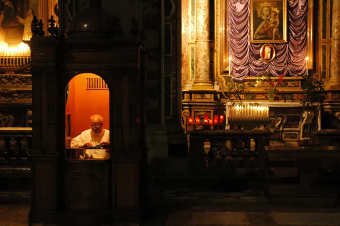 Ein Priester im Beichtstuhl in Palermo, Italien