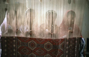 Junge Frauen lernen das Handwerk des Webens in einem von den Vereinten Nationen geförderten Projekt in Karatschi. / John Isaac / UN Photo via Flickr (CC BY-NC-ND 2.0) 