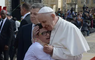 Papst Franziskus begrüßt ein Kind bei der Ankunft in Bogota am 7. September 2017 / Juan Tena / Presidencia de Colombia